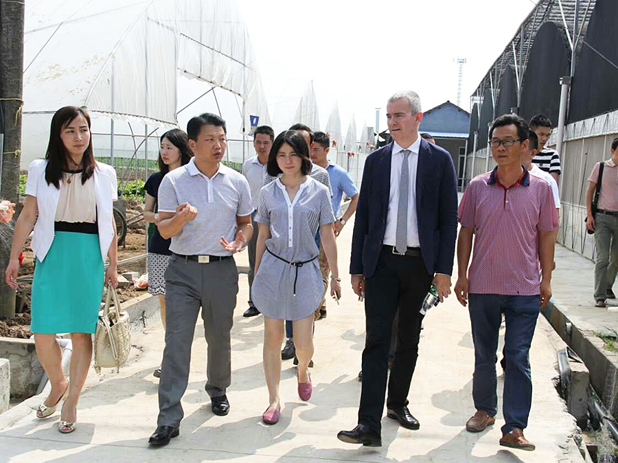 荆州市副市长向斌法国领事马天宇在理事长刘波陪同下考察科润生态园